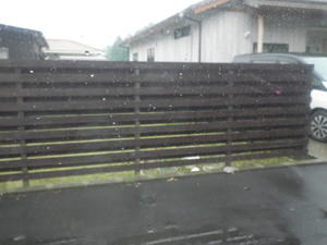 雨が降っても錆びない素材のフェンス工事