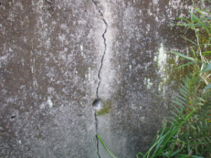 擁壁のヒビ割れ補修工事 施工前